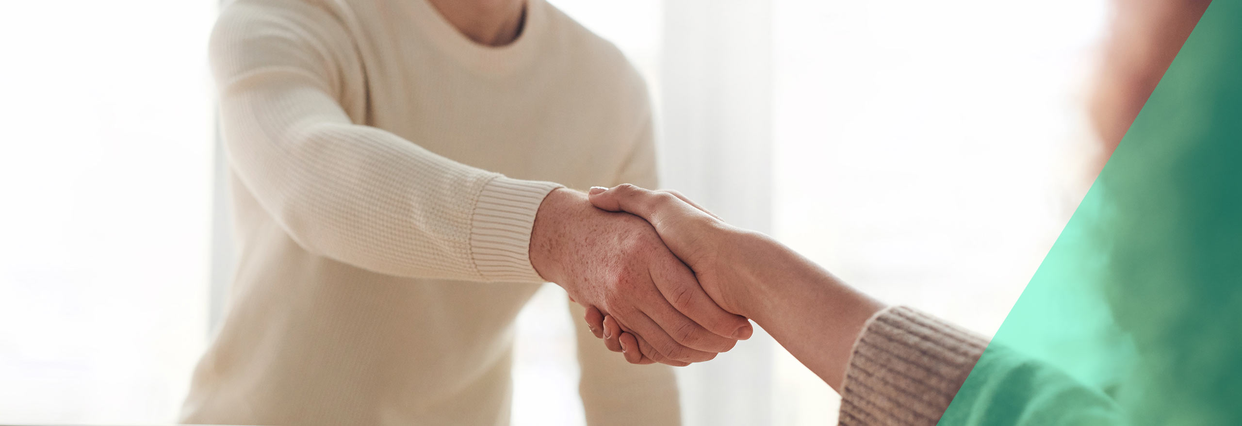 Un homme et une femme se serrent la main pour conclure un contrat de crédit. 