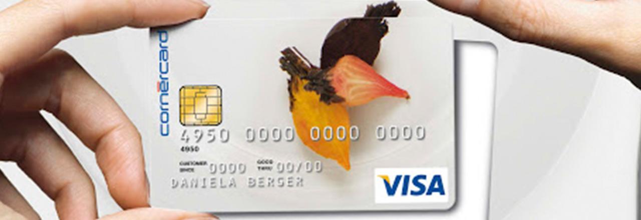 Une personne présente une carte de crédit dans sa main. 